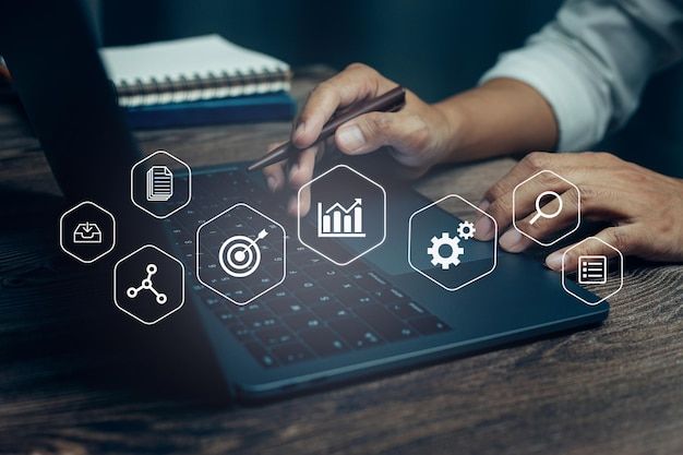 Ruhiger Moment mit Tee und Kerze